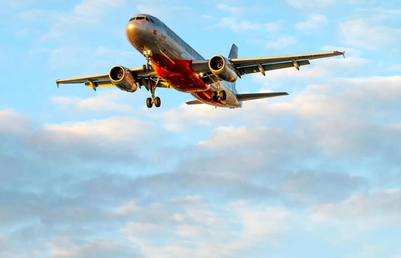 Avión de pasajeros en vuelo al atardecer